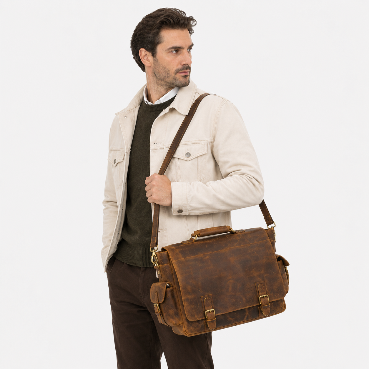 Professional carrying the Norwood vintage leather messenger bag.